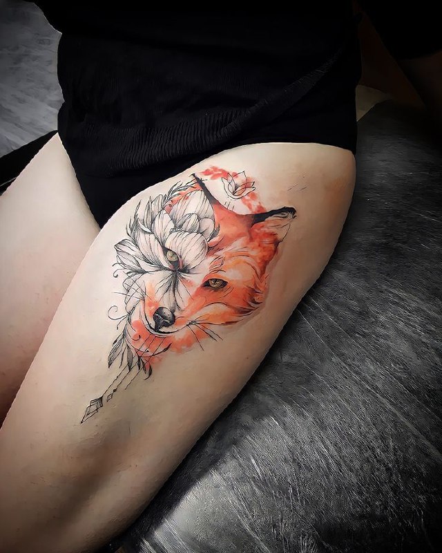 Tattoo of a colored fox on the thigh for women