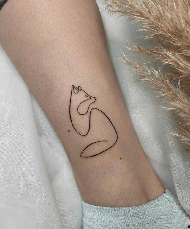 Fox tattoo on the shin for women