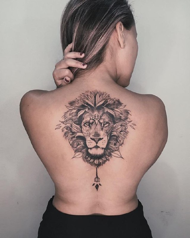 Tattoo of a lion on the back for women