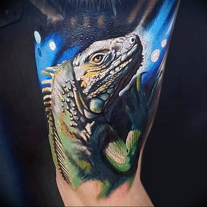 Tattoo of an iguana on the thigh for men