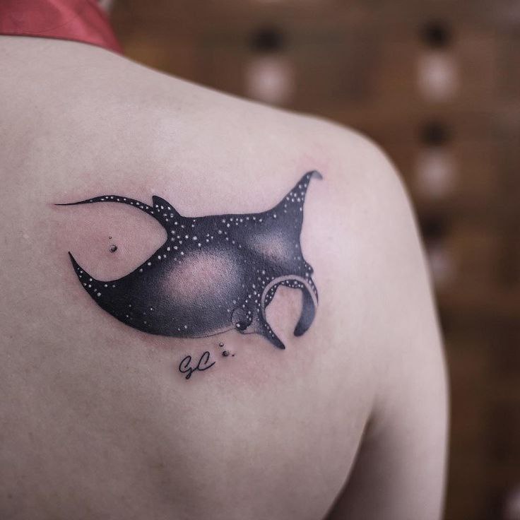 Stingray tattoo on the shoulder blade for women