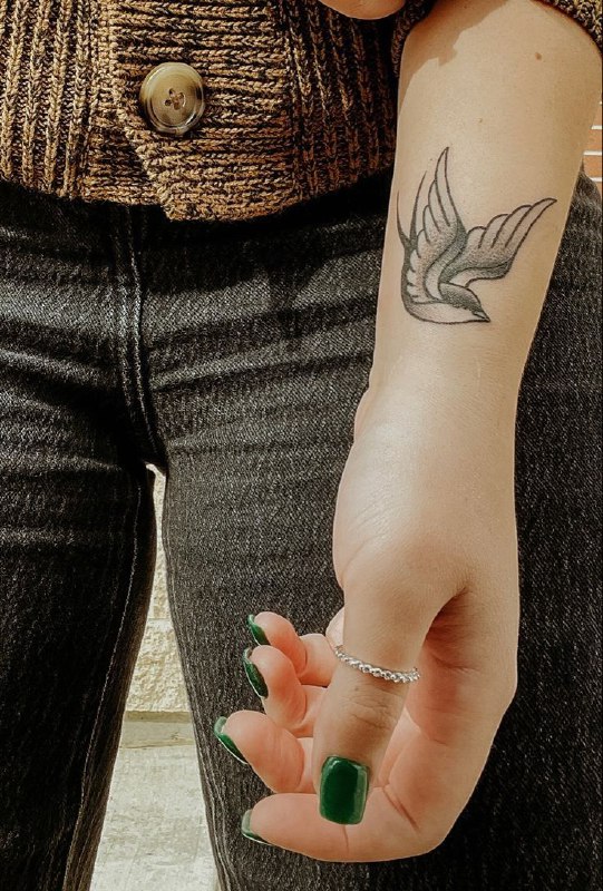 Tattoo of a sparrow on the arm for women