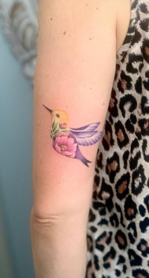 Colored hummingbird tattoo on the shoulder for women