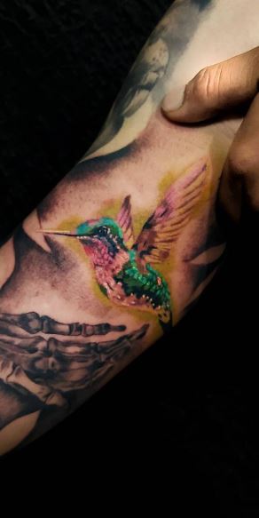 Colored hummingbird tattoo on the shoulder for men