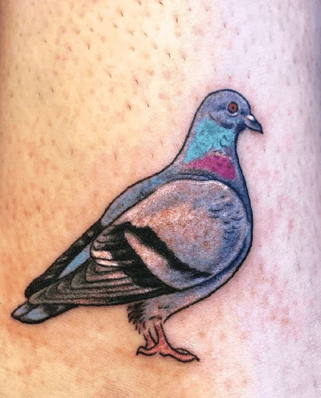 Large pigeon tattoo on the thigh for women