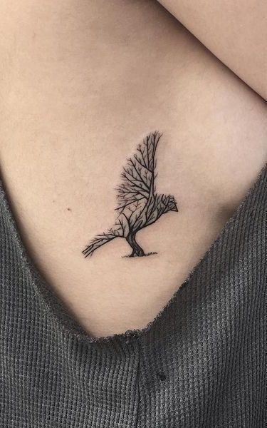 Tattoo of a raven on the side for women