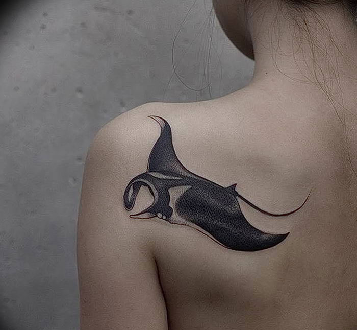 Large stingray tattoo on the shoulder blade for women