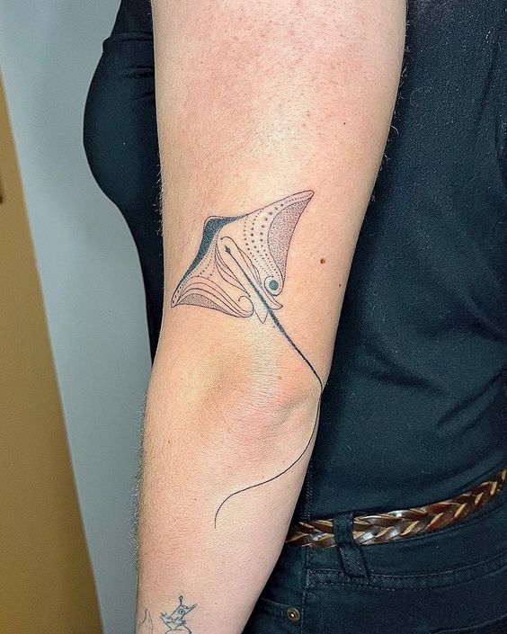 Tattoo of a stingray on the shoulder for women