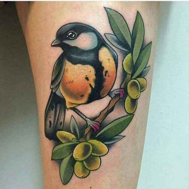 Color tattoo of a tit on the leg for women