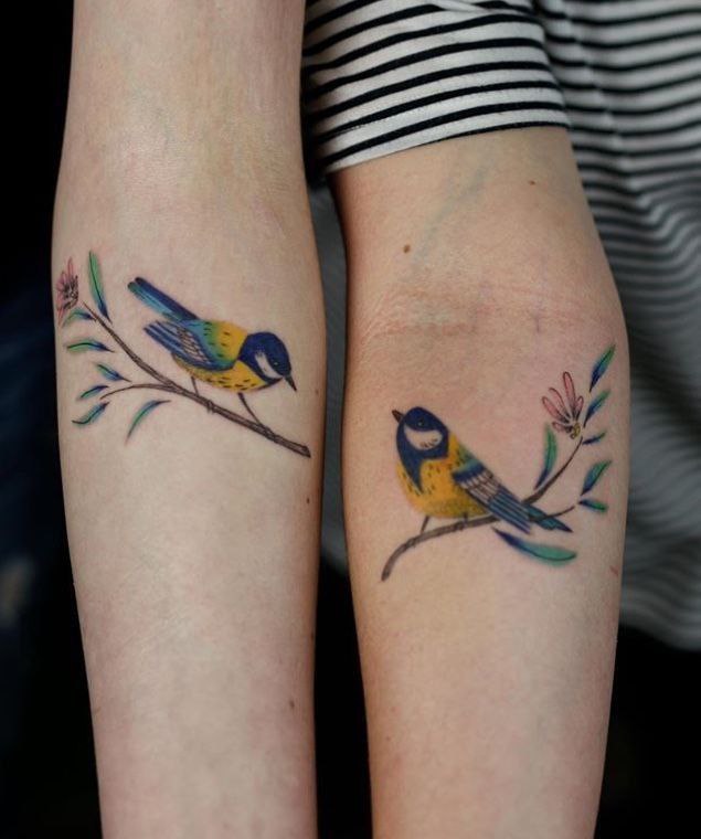 Color tattoo of two tits on hands