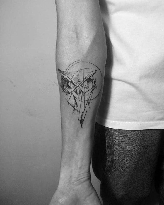 Tattoo of an owl on the forearm for men