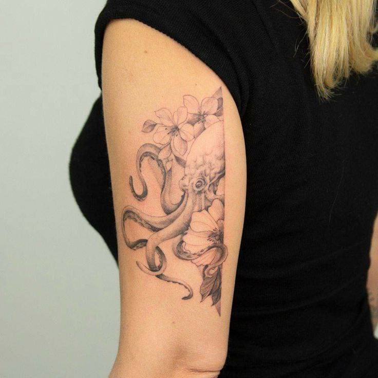 Tattoo of an octopus on the shoulder for women