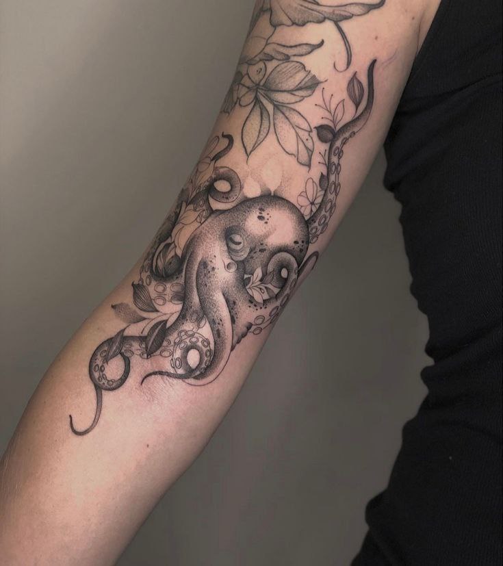 Tattoo of an octopus on the forearm for women