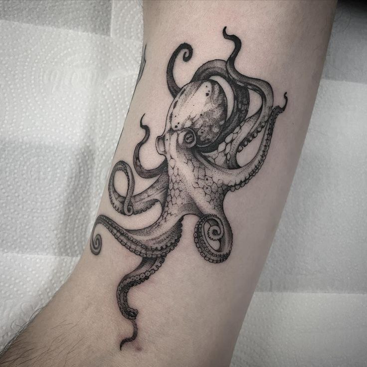 Tattoo of an octopus on the shoulder for women