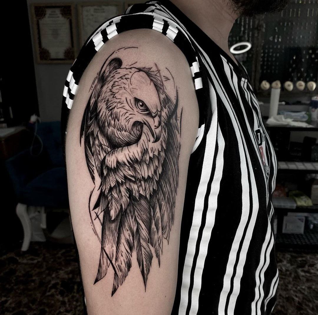 Tattoo of an eagle on the shoulder for men