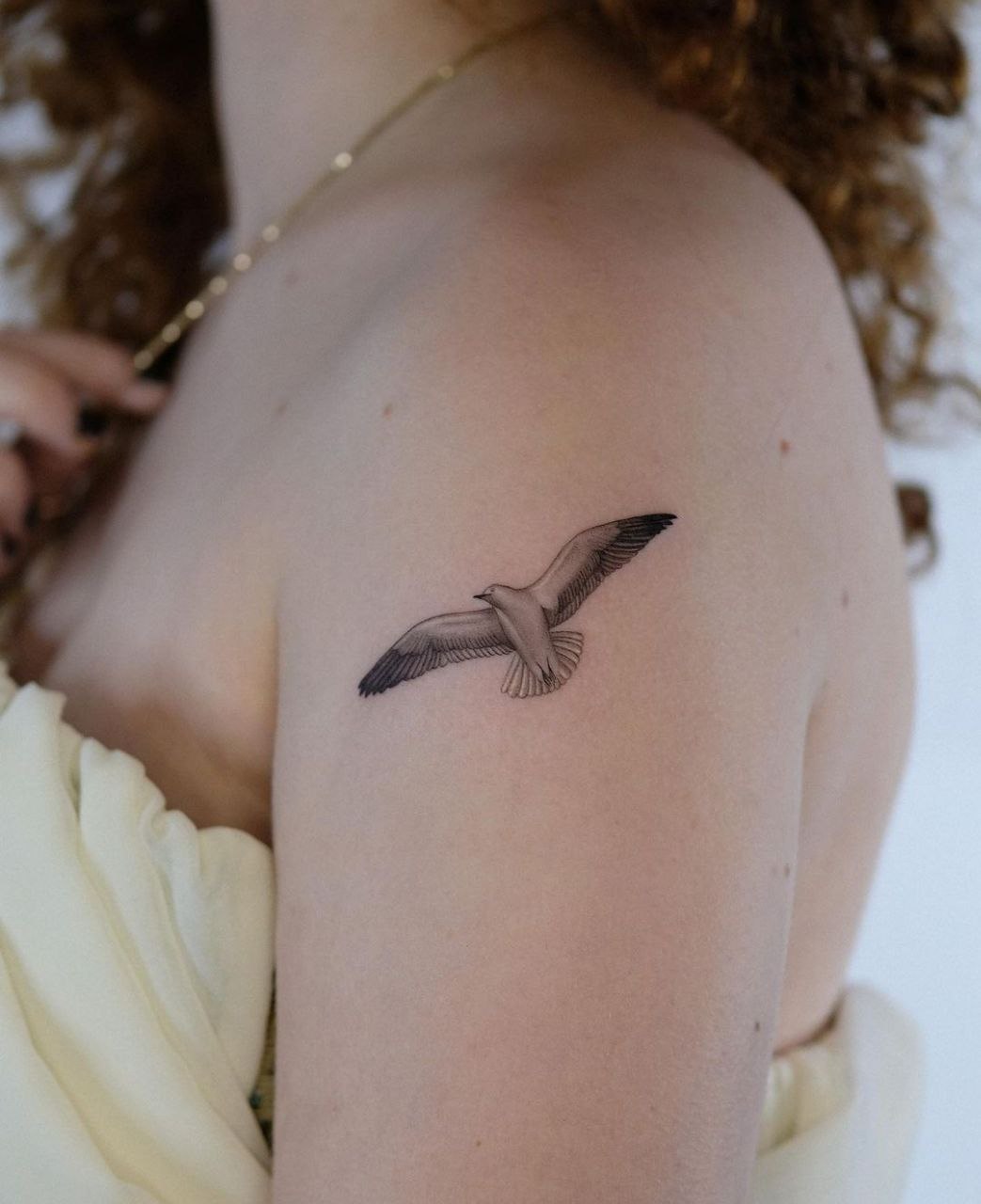 Small tattoo of a seagull on the shoulder for women Small tattoo of a seagull on the shoulder for women