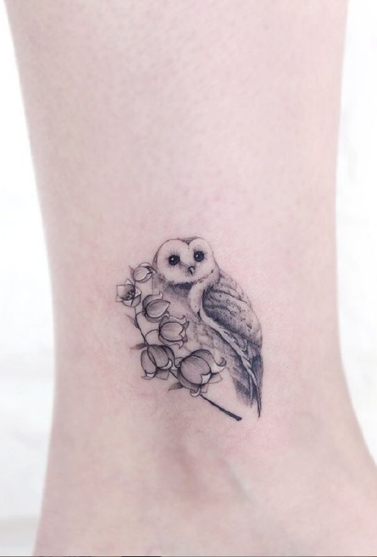 Tattoo of an owl on the shin for women