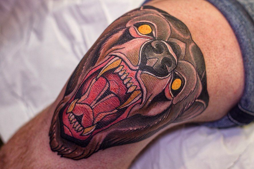 Big bear tattoo on the knee for men