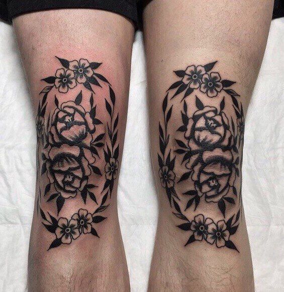 Tattoo of flowers on the knee for men