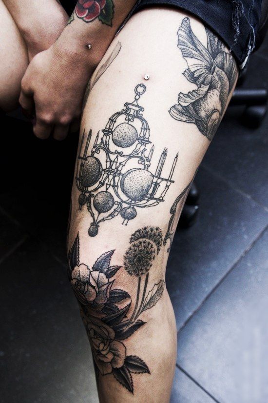 Large tattoo on the knee for men