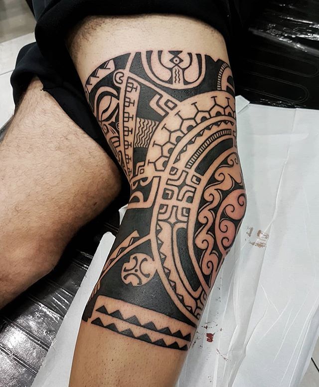 Large tattoo on the knee for men