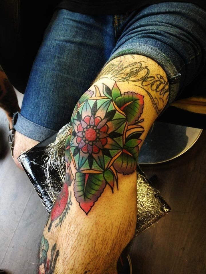 Color tattoo on the knee for men