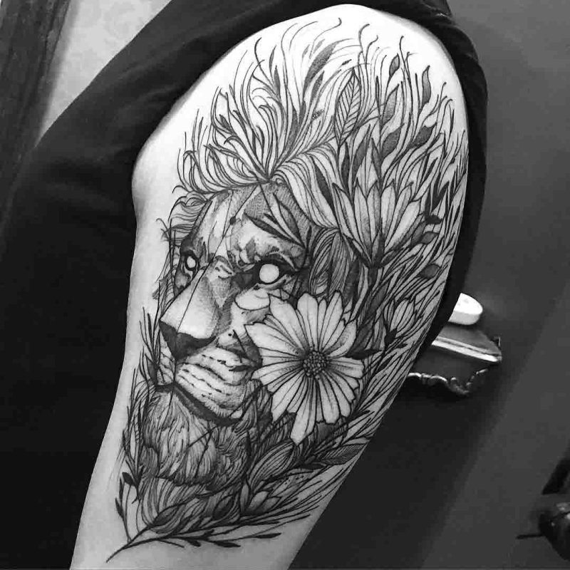 Graphic lion tattoo on the shoulder for men