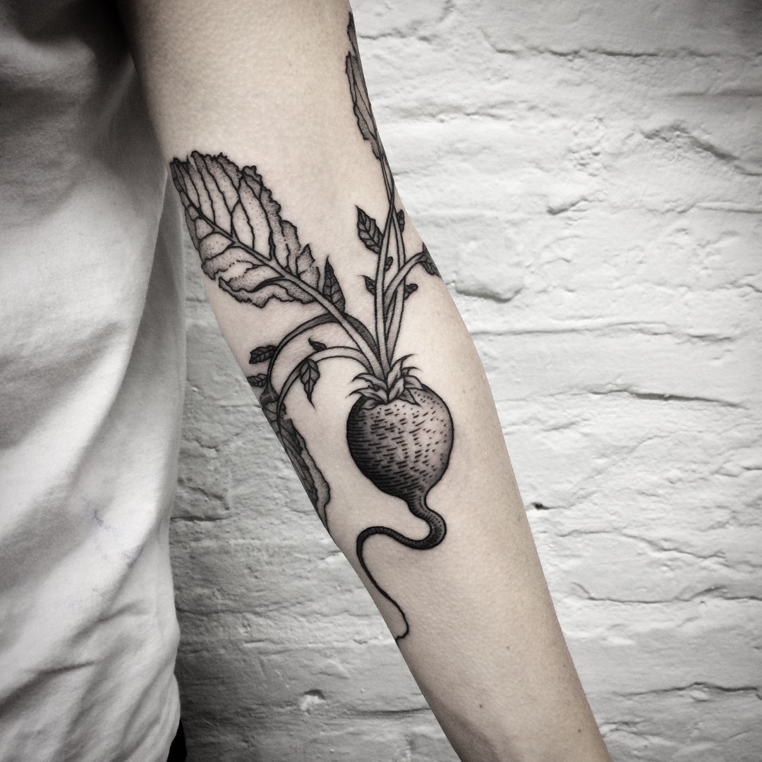 Tattoo of a borage on the arm for women