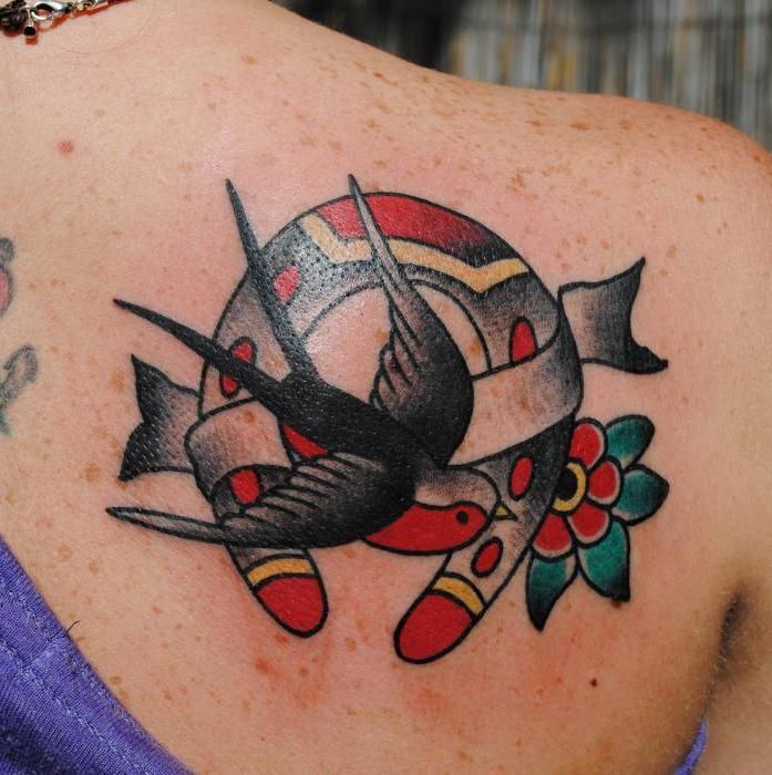 Color tattoo on the shoulder blade for women