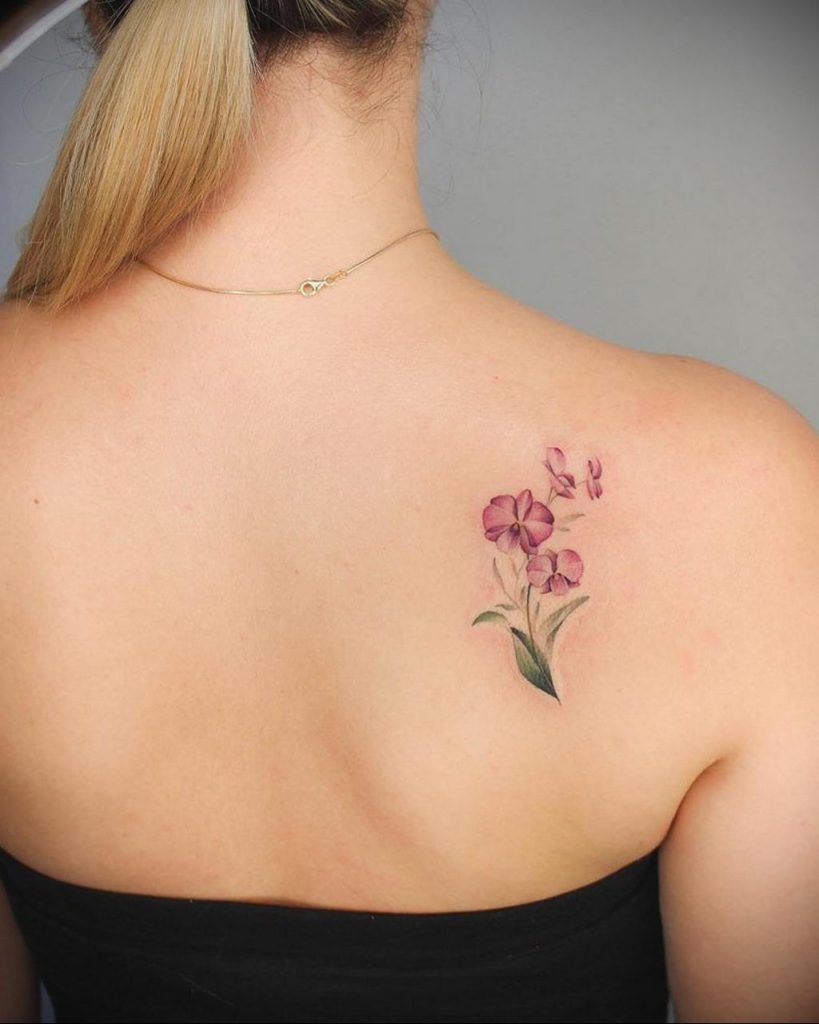 Color tattoo on the shoulder blade for women