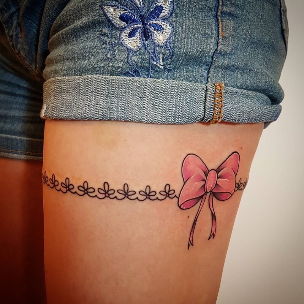 Tattoo of a bow on the hip for women