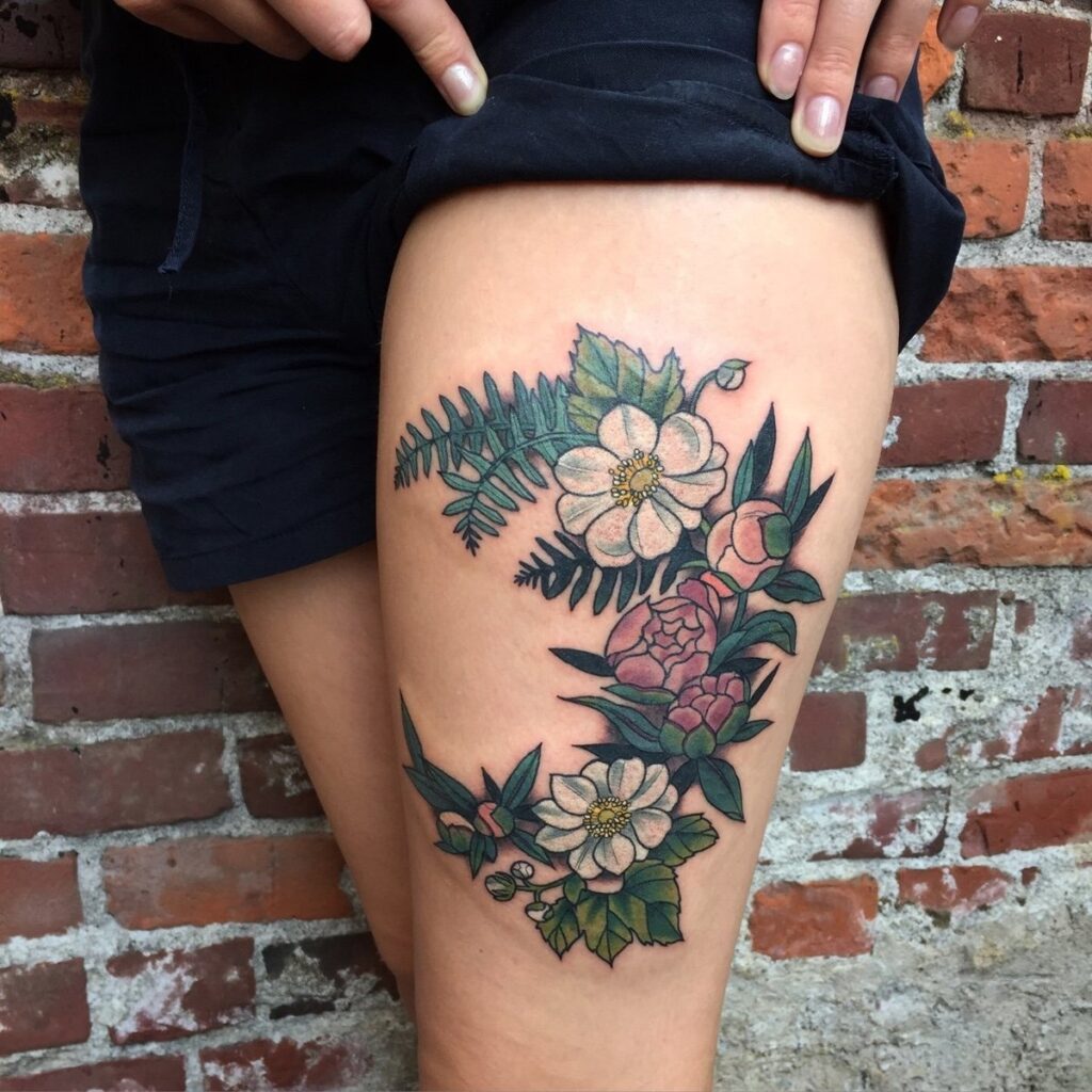 Color tattoo on the thigh for women