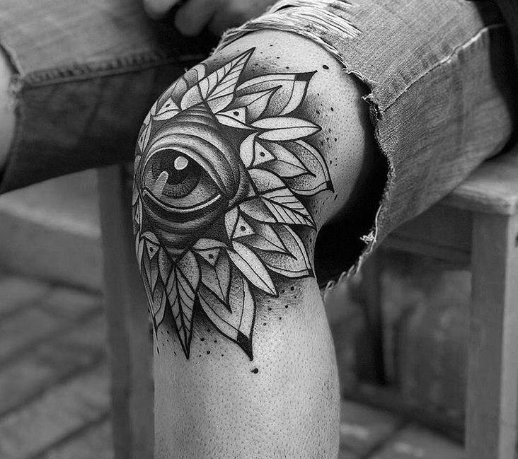 Large eye tattoo on the knee for men