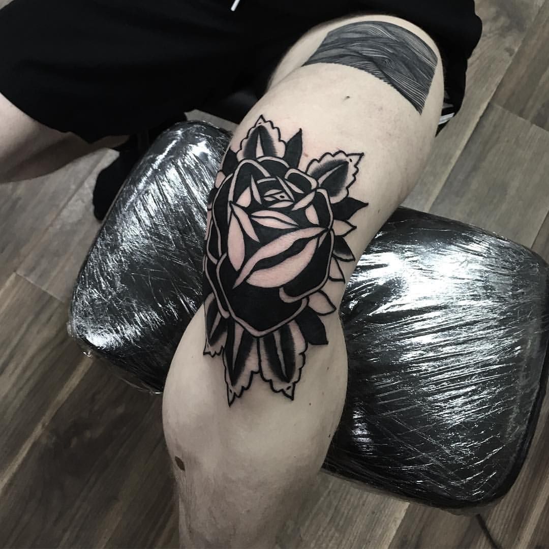 Large rose tattoo on the knee for men