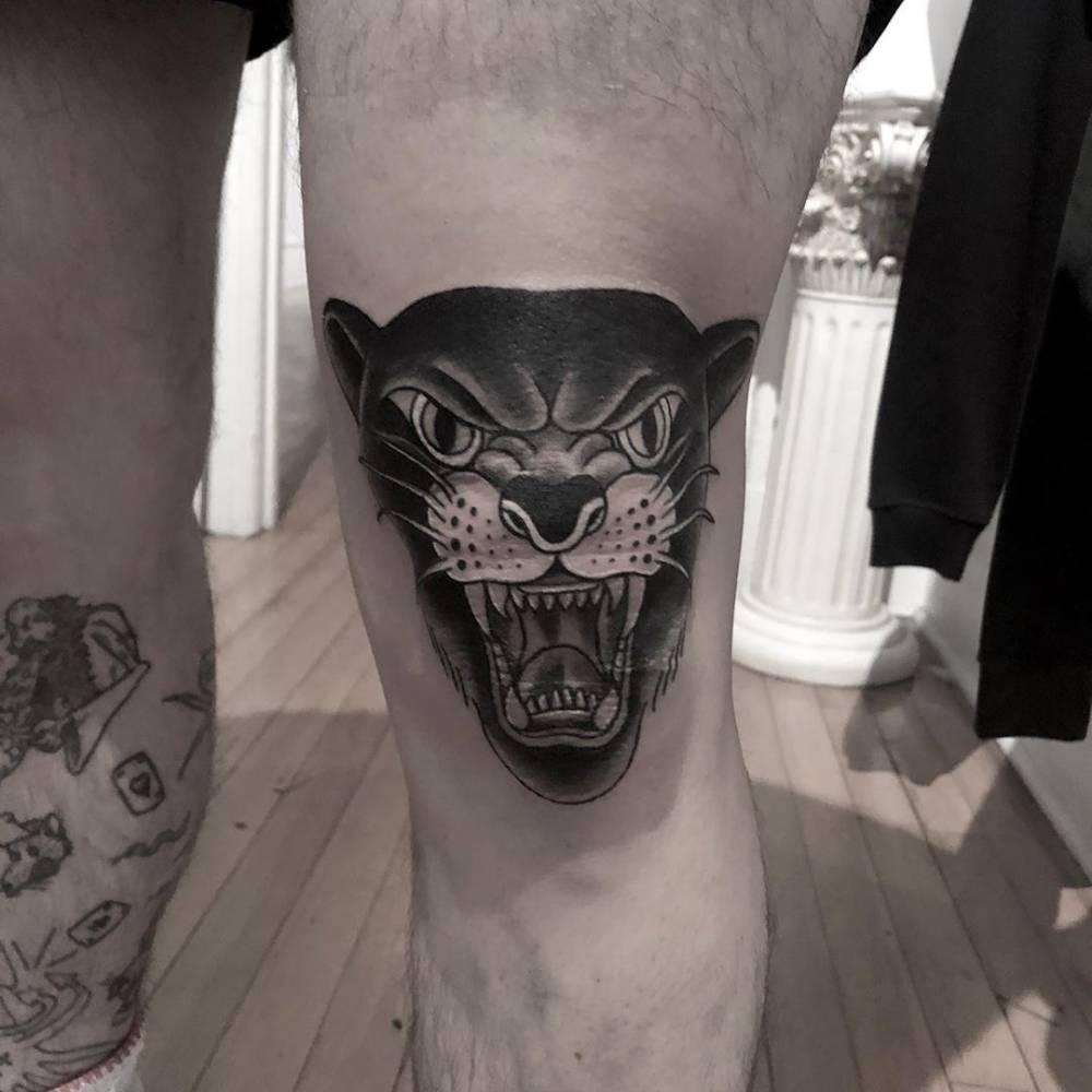 Large tattoo on the knee for men