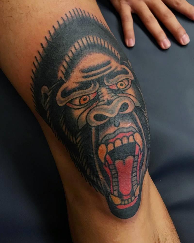 Large gorilla tattoo on the knee for men