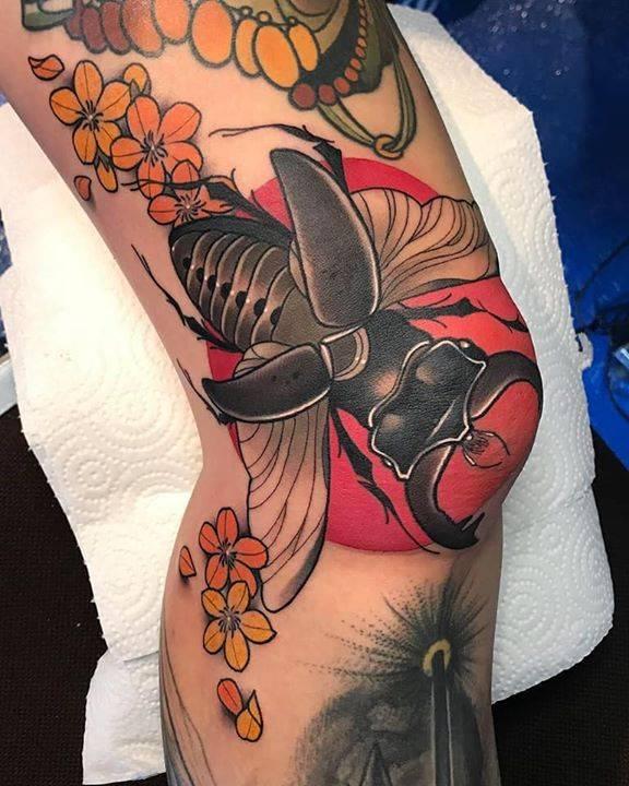 Color tattoo on the knee for men