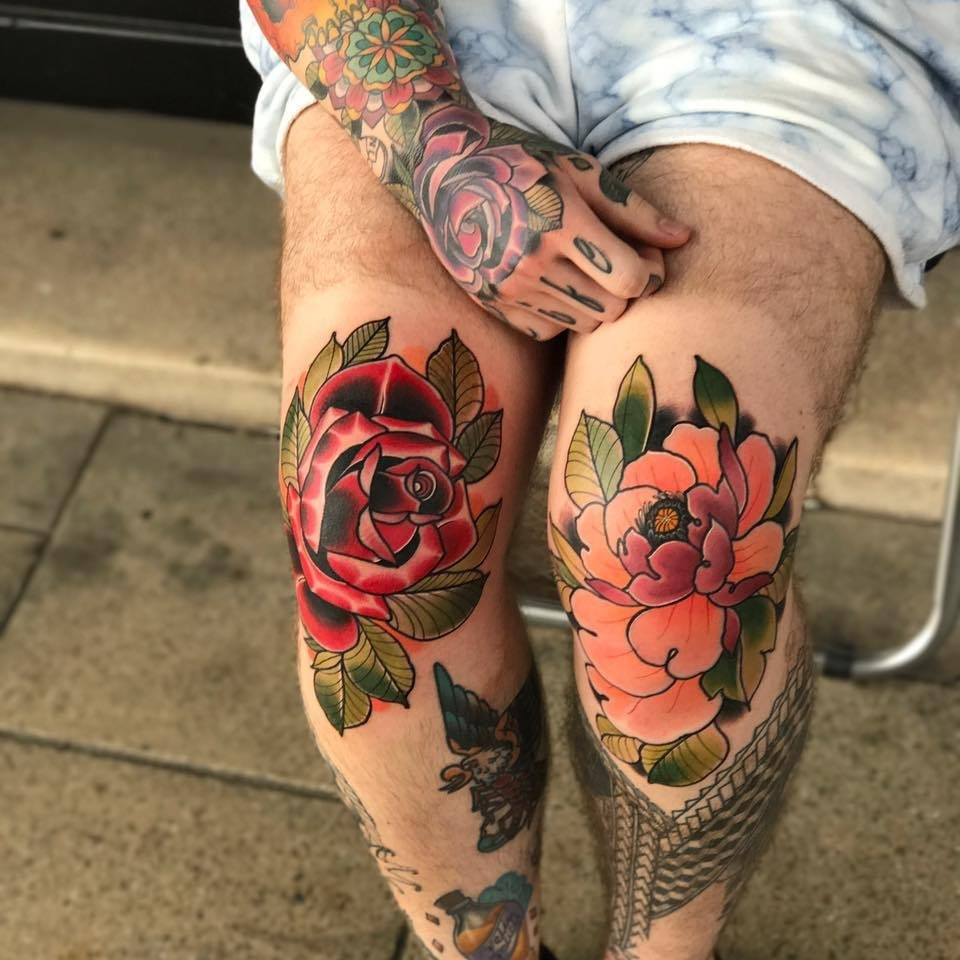 Color tattoo on the knee for men