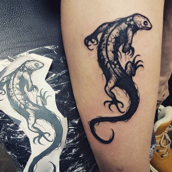 Black&Grey style salamander tattoo on the leg for women