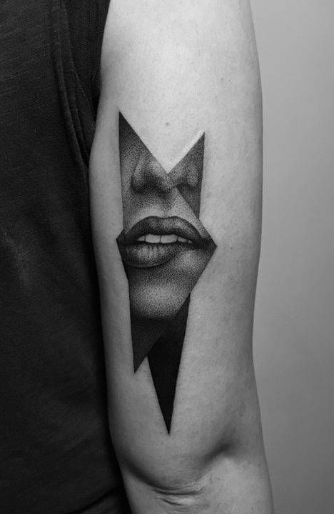 Black&Grey lip tattoo on the shoulder for men