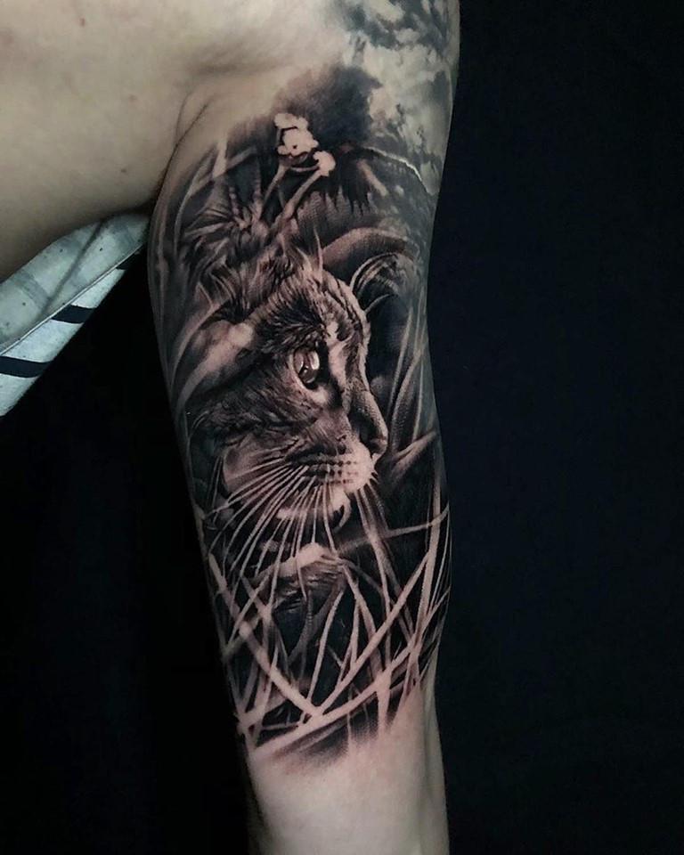 Black&Grey lynx tattoo on the shoulder for men