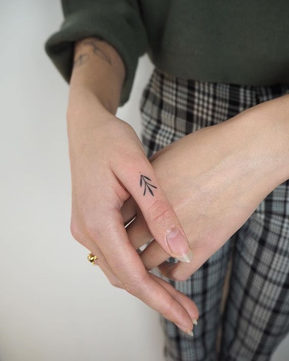 Tattoo of a leaf on the finger for women