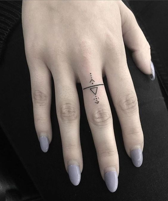 A small tattoo on the finger for women