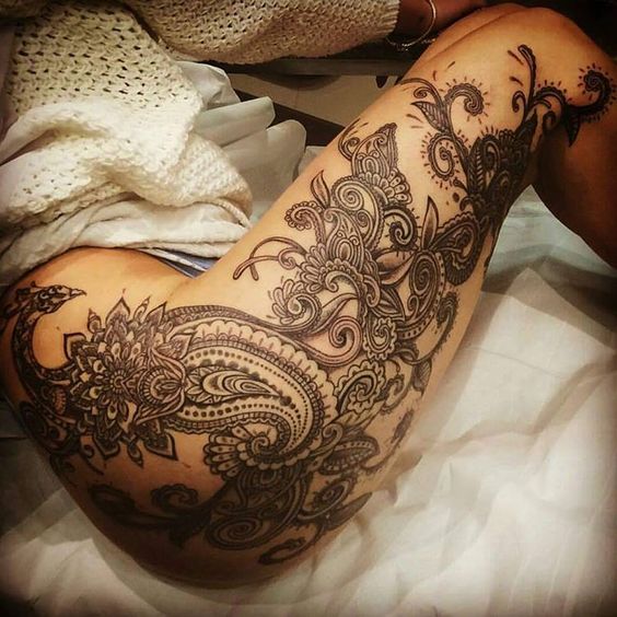 Baroque tattoo on the leg for women