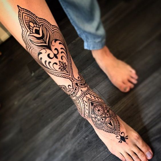 Baroque tattoo on the lower leg for women