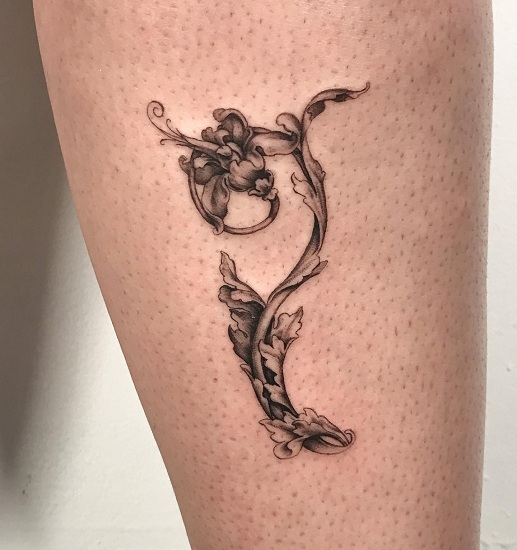 Baroque tattoo on the leg for women