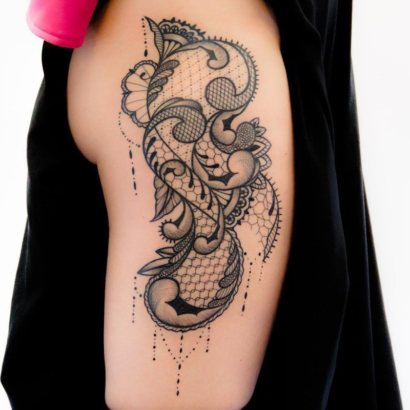 Baroque tattoo on the hip for women