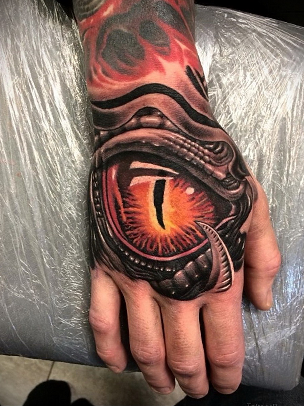 Colored eye tattoo on the hand for men