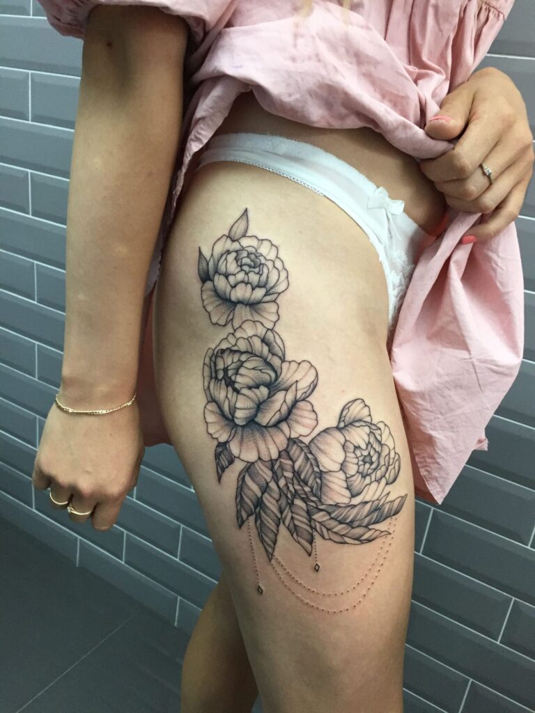 Tattoo of peonies on the hip for women