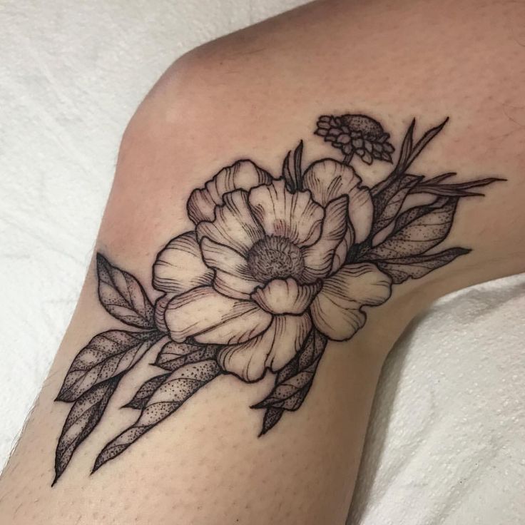 Large flower tattoo on the knee for women